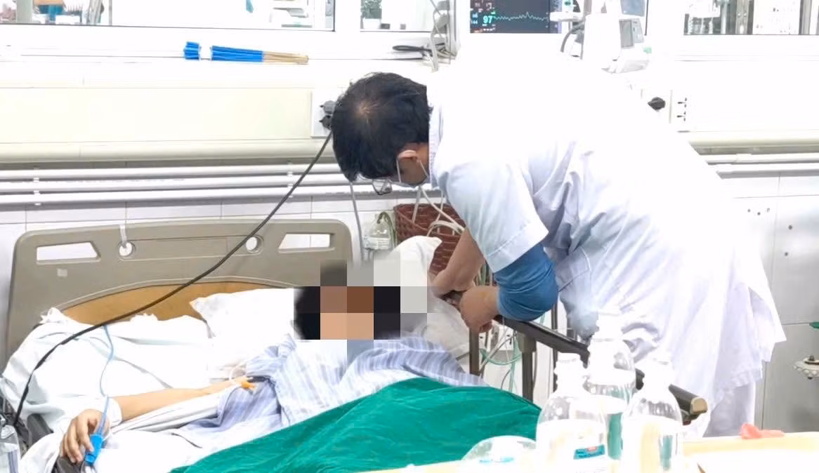 Bác sĩ Bệnh viện Bệnh Nhiệt đới Trung ương chăm sóc và điều trị bệnh nhân ngộ độc Paracetamol.