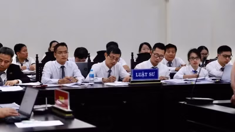 Các luật sư tham gia bào chữa tại phiên tòa.