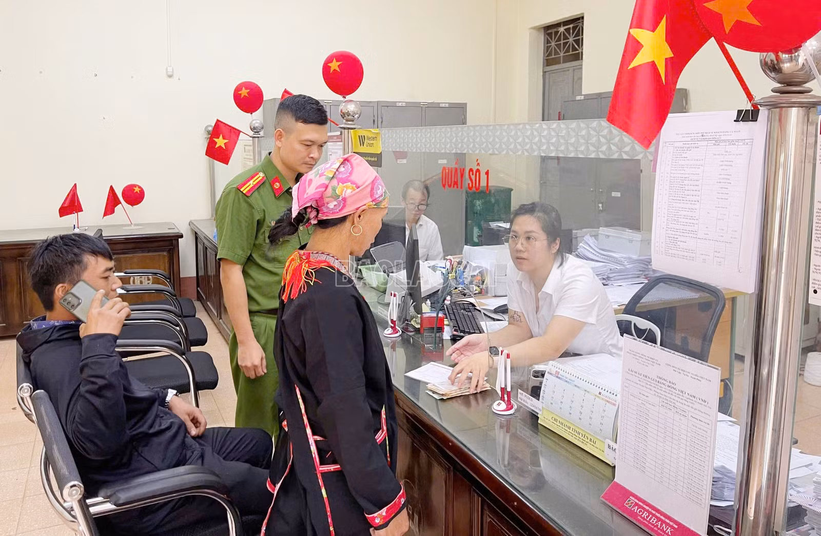 baolaocai-c_2cong-an-xa-kip-thoi-ngan-chan-anh-d-chuyen-tien-cho-doi-tuong-lua-dao.jpg