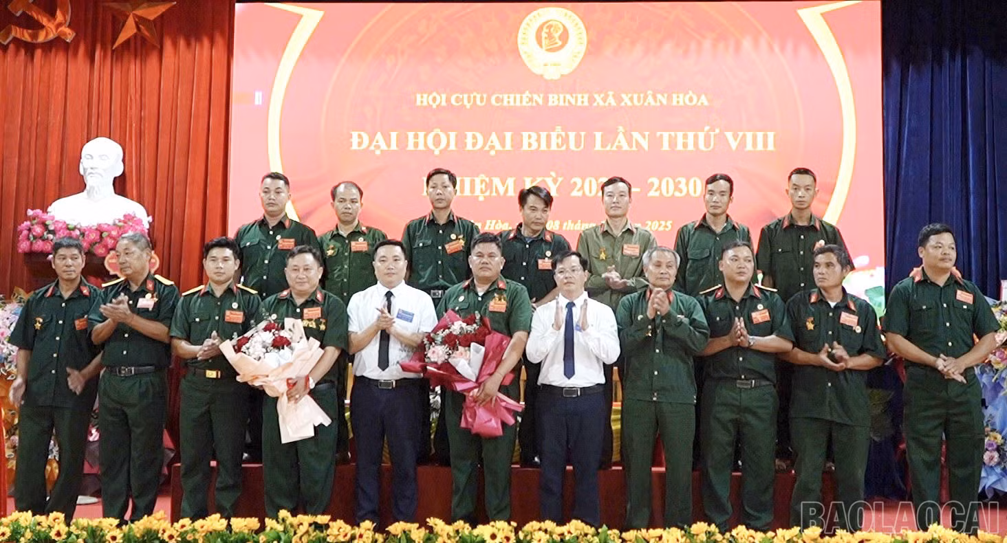 baolaocai-br_thuong-truc-dang-uy-xa-tang-hoa-chuc-mung-bch-khoa-moi.jpg
