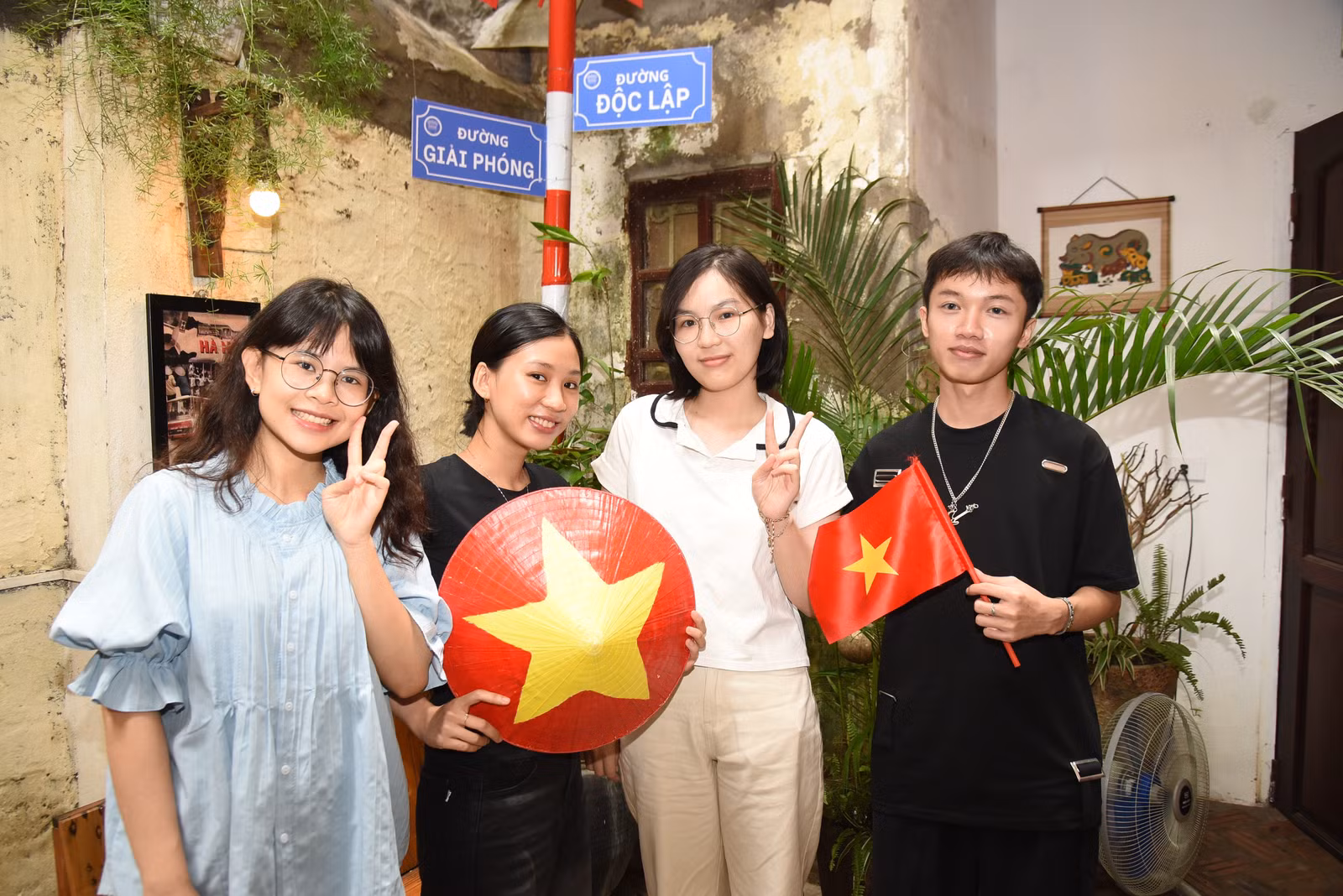 Lê Tiểu Khương (thứ hai từ phải qua) cùng 3 người bạn vừa từ TP. Hồ Chí Minh ra Hà Nội để tham dự các hoạt động kỷ niệm 80 năm Cách mạng Tháng Tám và Quốc khánh 2/9