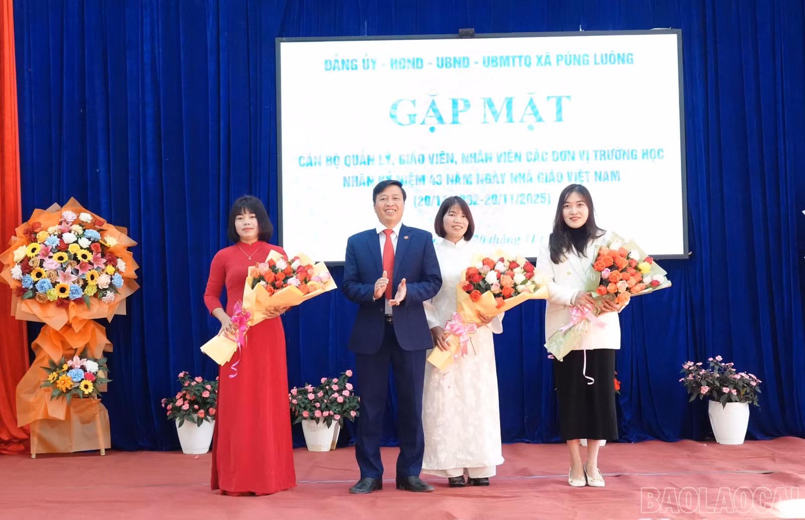 baolaocai-br_dc-pham-tien-lam-tang-qua-cac-giao-vien-co-thanh-tich-xuat-sac.jpg
