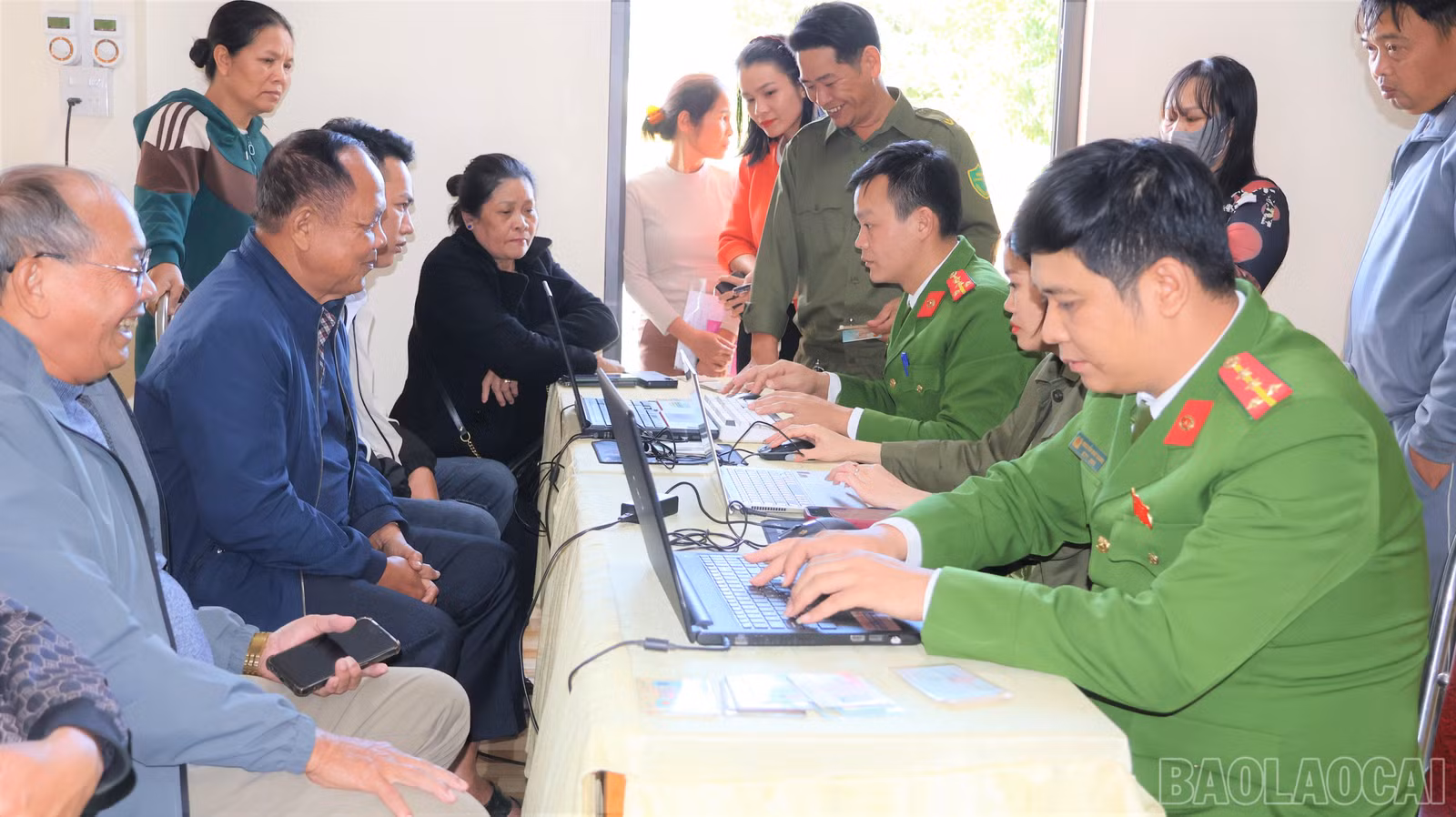 baolaocai-br_tinh-den-ngay-2011-cong-an-xa-da-ho-tro-thu-thap-lam-sach-tren-3600-du-lieu-phuong-tien-va-gplx-cho-nguoi-dan-tren-dia-ban-xa.jpg