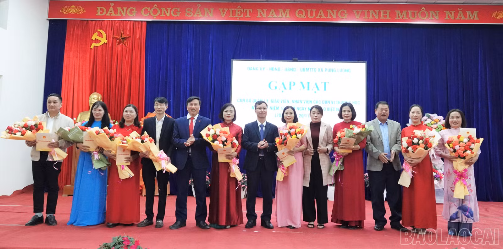 baolaocai-br_cac-dong-chi-thuong-truc-dang-uy-xa-tang-hoa-chuc-mung-cac-don-vi-truong.jpg