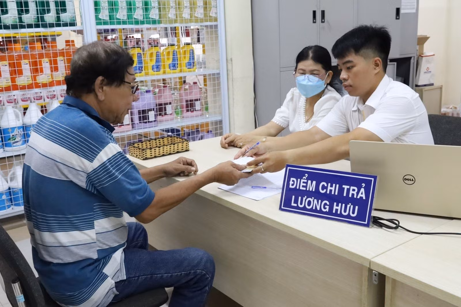 Chi trả lương hưu, trợ cấp cho người hưởng.