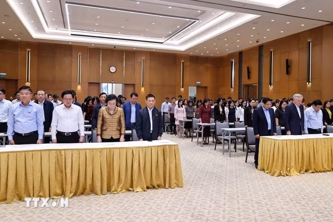 Thủ tướng Phạm Minh Chính, các Phó Thủ tướng và cán bộ, công chức, viên chức người lao động Văn phòng Chính phủ tưởng niệm đồng bào tử nạn do bão lũ.
