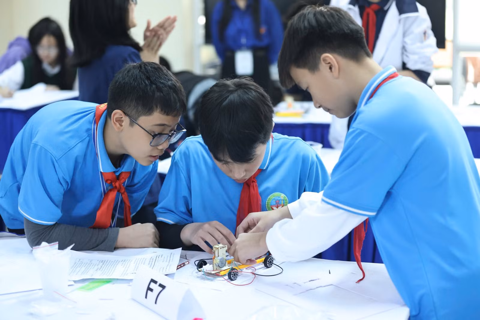 Học sinh hào hứng thực hiện những ý tưởng sáng tạo.