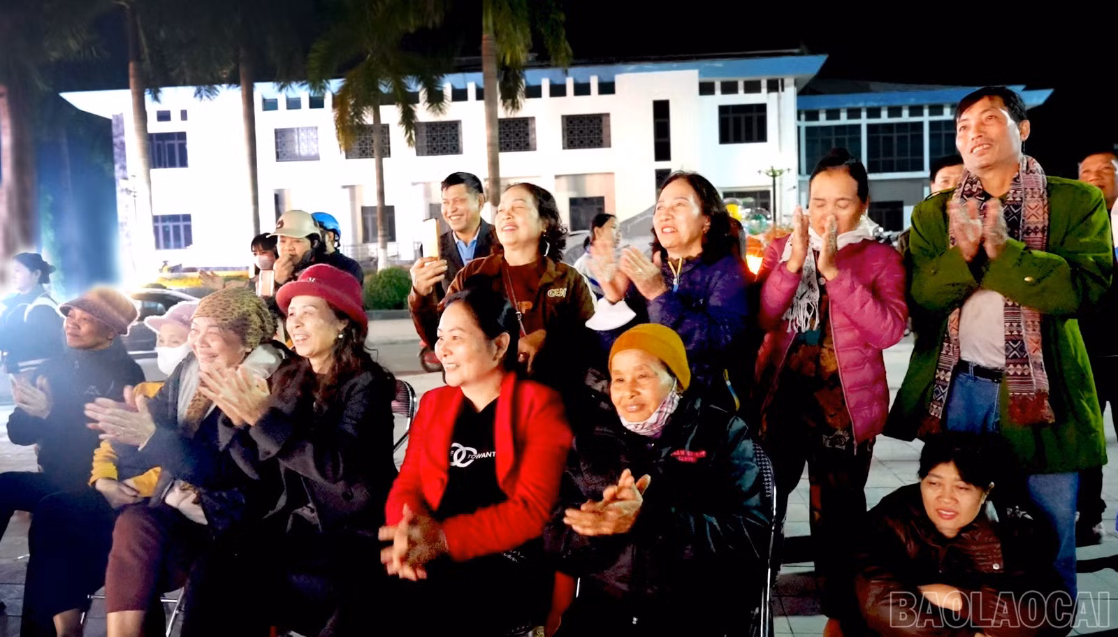 baolaocai-br_nguoi-dan-cam-thay-thich-thu-voi-cac-tiet-muc-trinh-dien.jpg