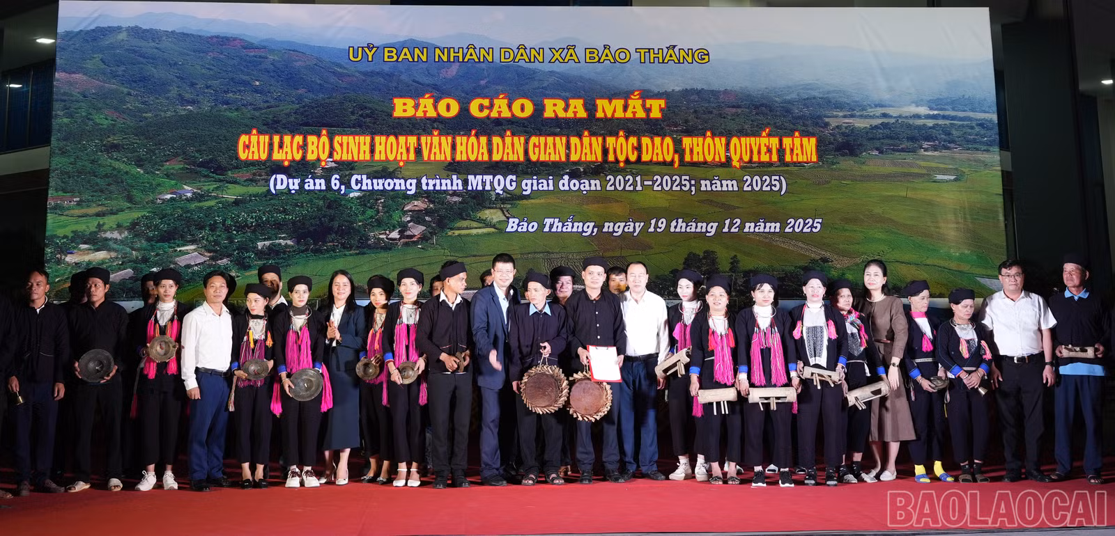 baolaocai-br_3-cac-dong-chi-lanh-dao-xa-trao-nhac-cu-cho-clb.jpg