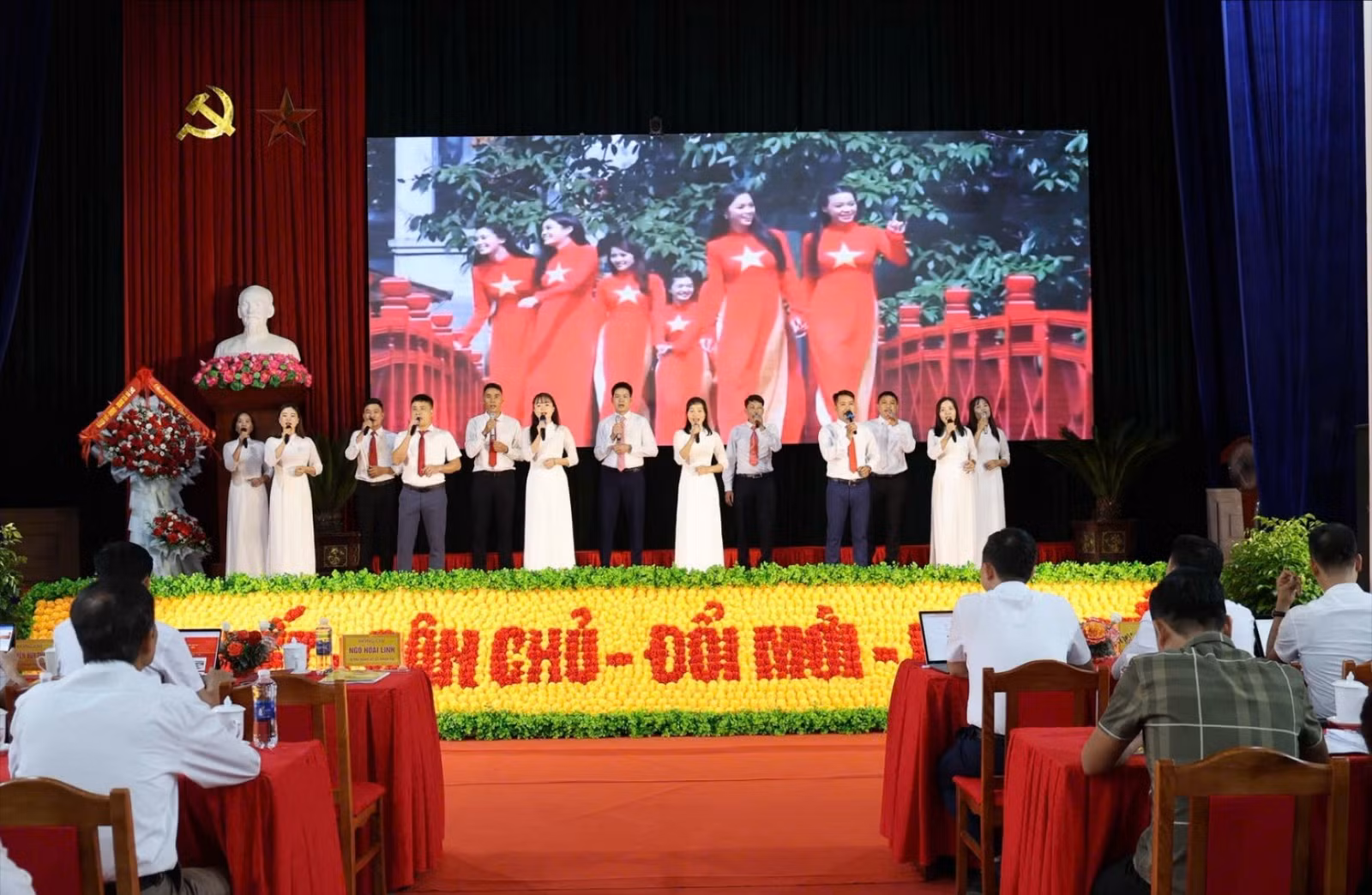 Văn nghệ chào mừng đại hội.