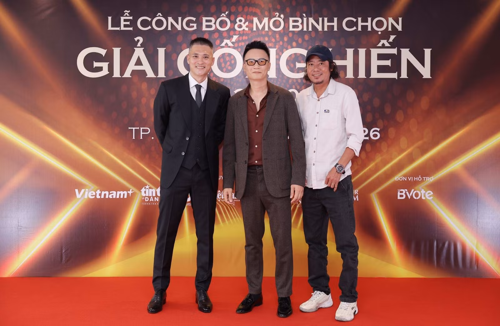 Các nghệ sĩ, cầu thủ tham dự Lễ công bố.