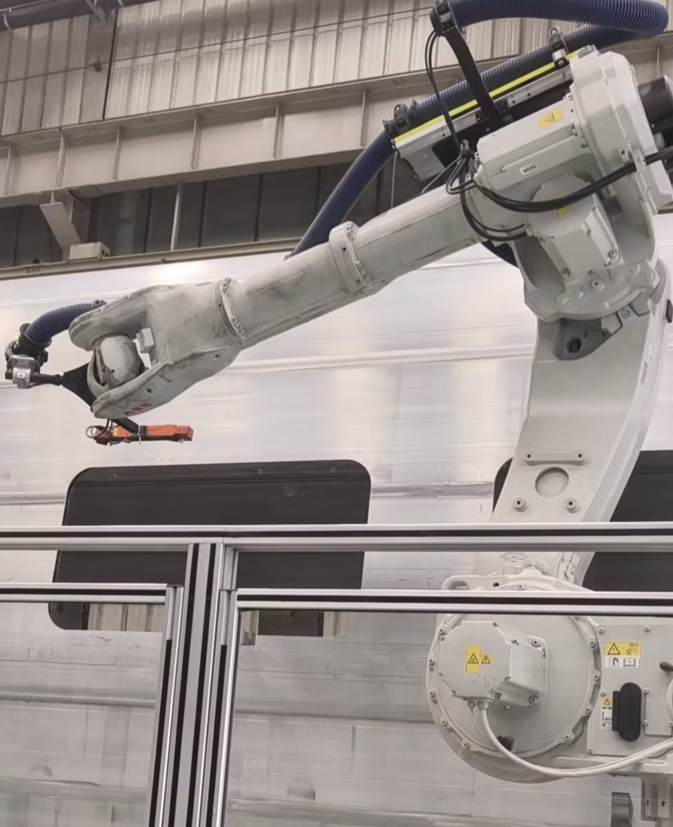 Một cánh tay robot thông minh đang đo kích thước thân tàu trên dây chuyền sản xuất tàu điện cao tốc tại công ty CRRC Tangshan tại Trung Quốc. Ảnh: Global Times