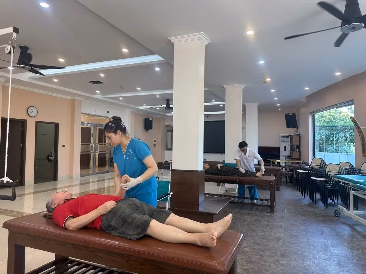 Tập phục hồi chức năng cho người cao tuổi tại Viện điều trị nghỉ dưỡng FDC, Hà Nội. (Ảnh: MINH HUỆ)
