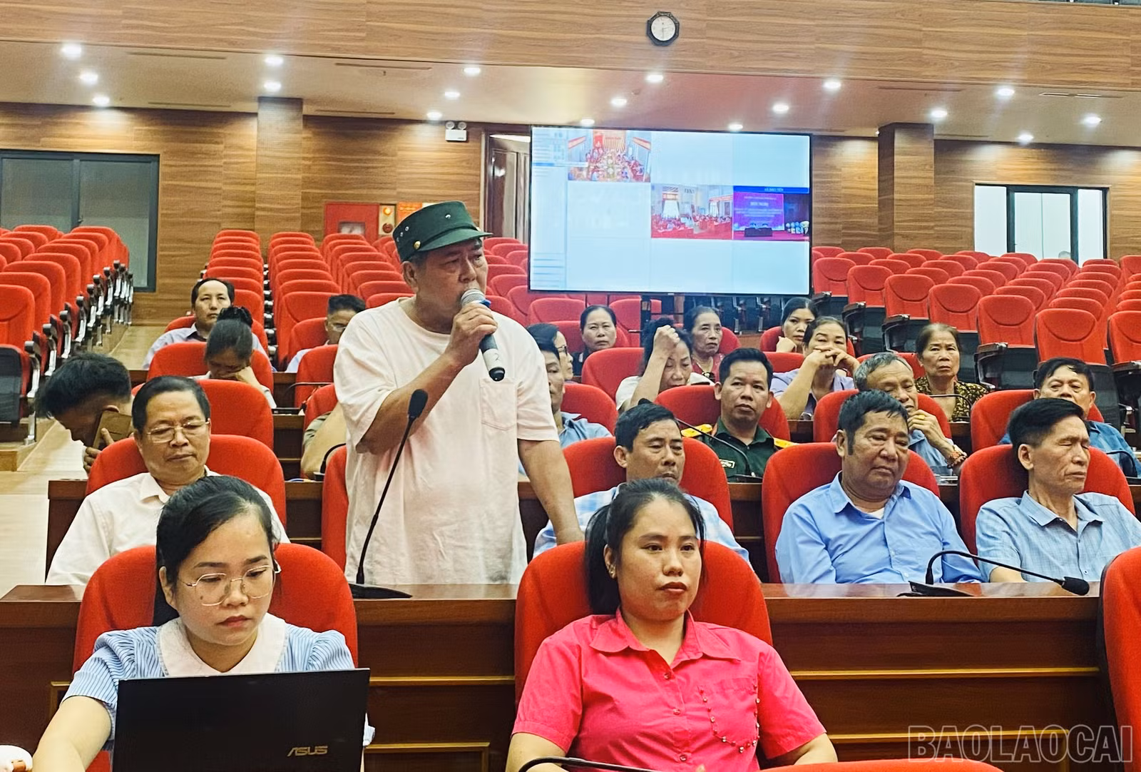 baolaocai-br_dai-bieu-soi-noi-phat-bieu-y-kien-kien-mnghij-1.jpg