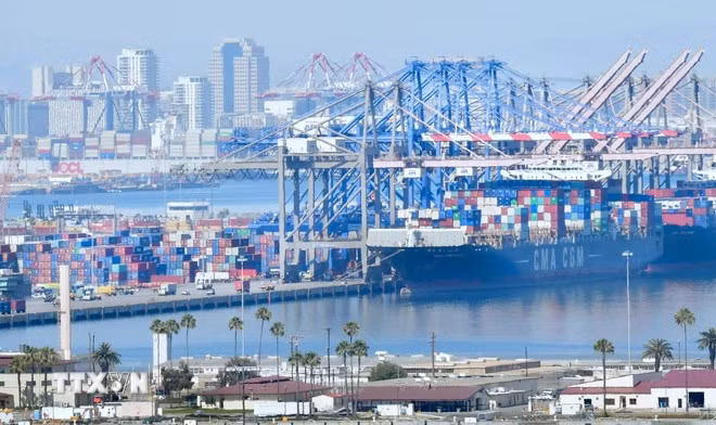 Hoạt động tại cảng hàng hóa Long Beach ở California, Mỹ.