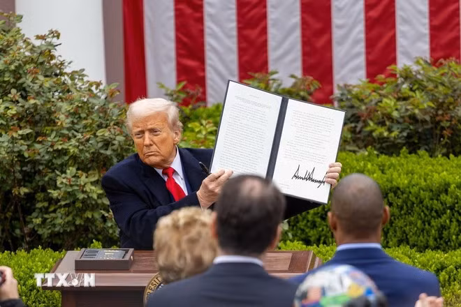 Tổng thống Mỹ Donald Trump ký sắc lệnh áp mức thuế đối ứng mới tại Nhà Trắng, ngày 2/4/2025.