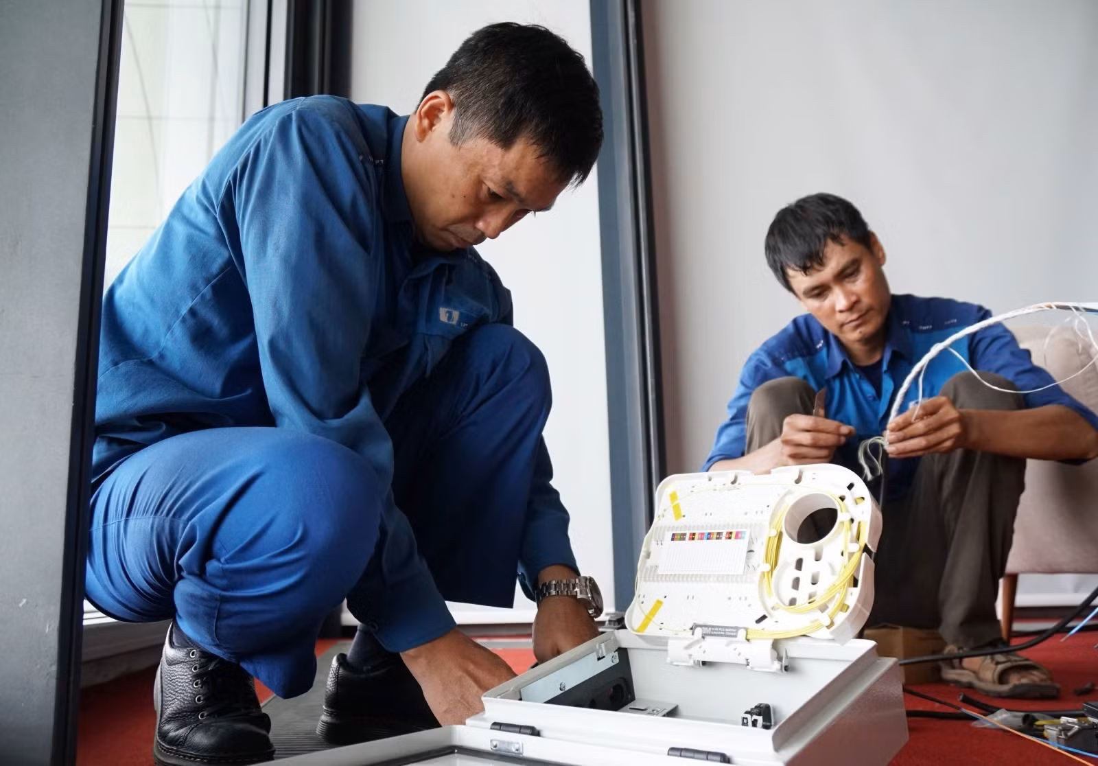 Lắp đặt internet băng rộng cố định.