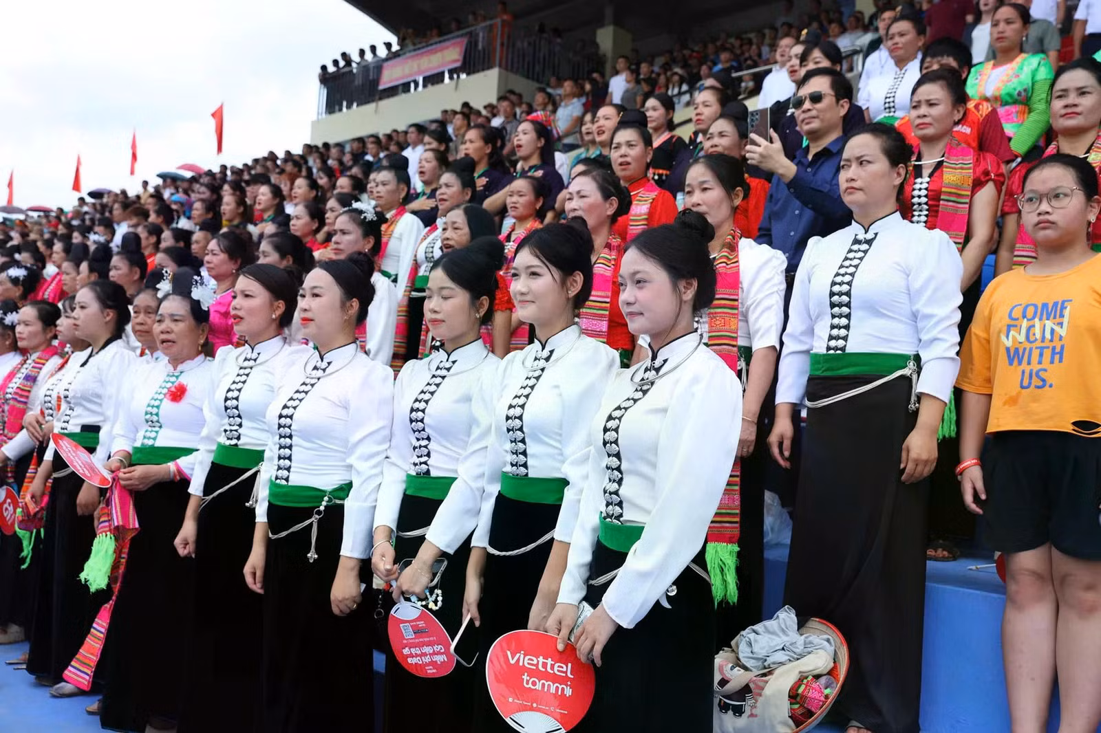 Khoảng 1,5 vạn cổ động viên tới sân cổ vũ hai đội. (Ảnh: Vietnamnet)