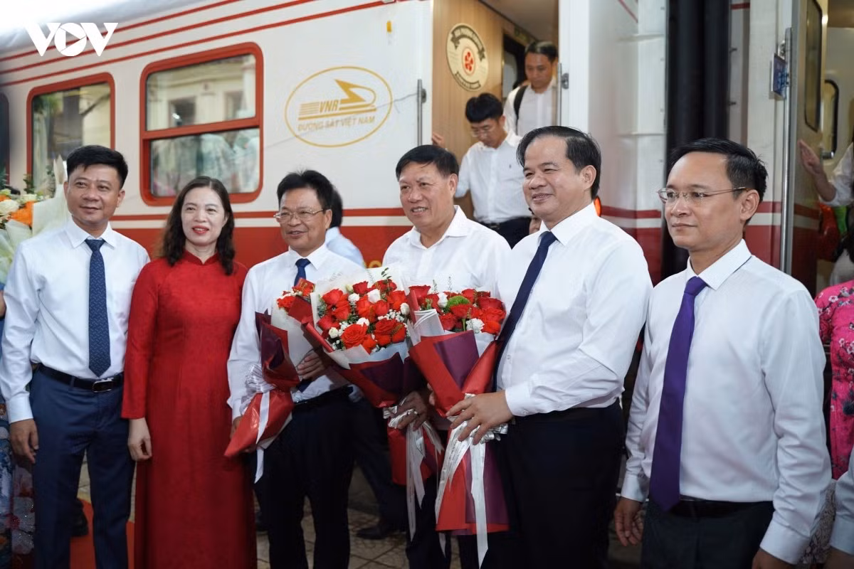 Các đại biểu tỉnh Ninh Bình tặng hoa chúc mừng lãnh đạo đoàn Bộ Y tế và Bệnh viện Bạch Mai.