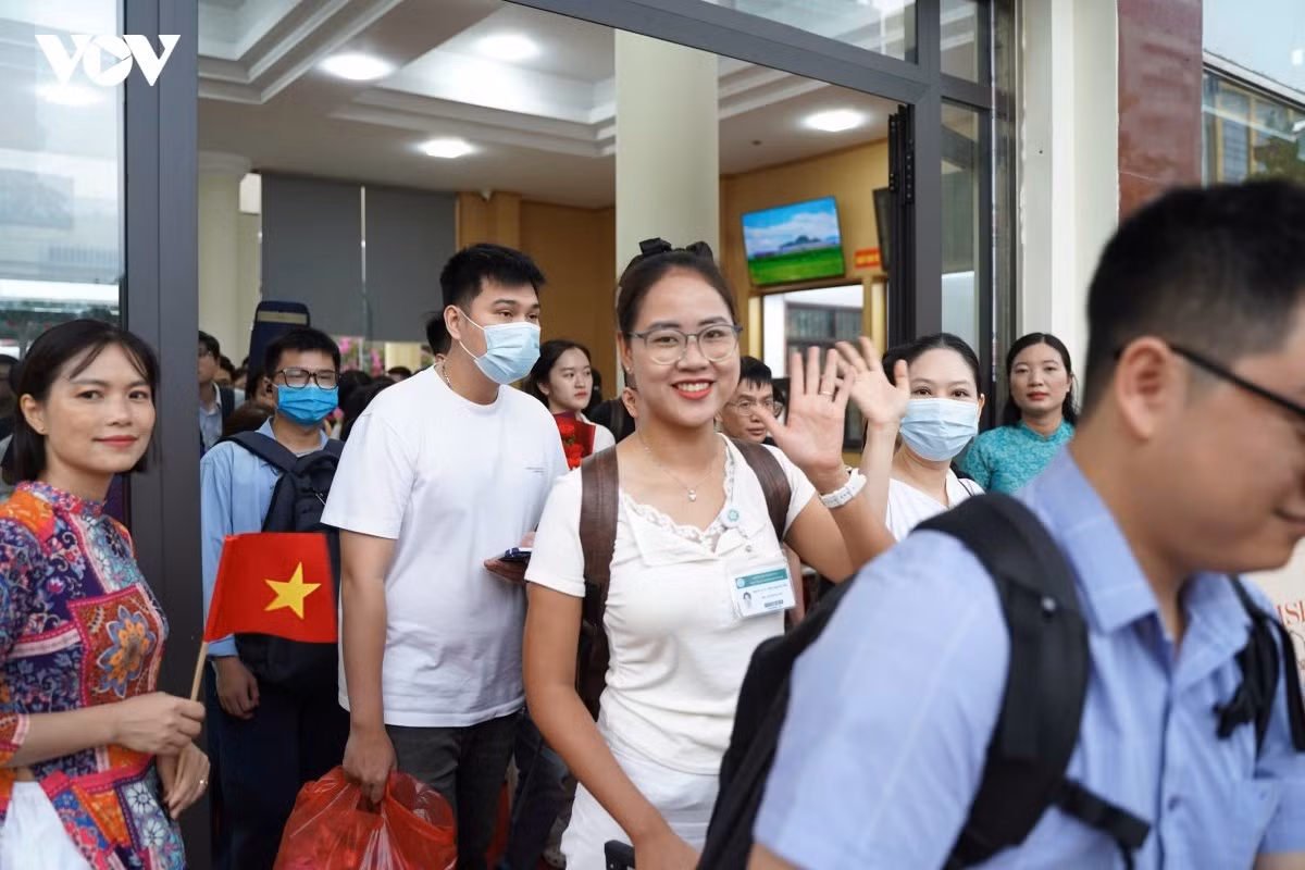 Sau hơn 1 tiếng di chuyển, đoàn tàu đã đến ga Phủ Lý lúc 7h22 phút.