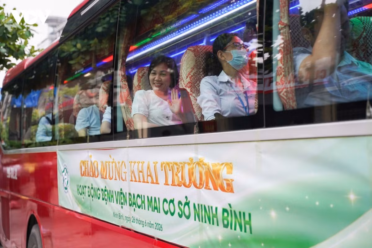 Sau đó toàn bộ cán bộ, nhân viên y tế được bố trí xe ô tô trung chuyển đưa đón thẳng đến Bệnh viện Bạch Mai cơ sở 2 để bắt đầu ca làm việc. Chiều ngược lại, tàu PL2 rời ga Phủ Lý lúc 17h20 phút và về đến ga Hà Nội lúc 18h30 phút.