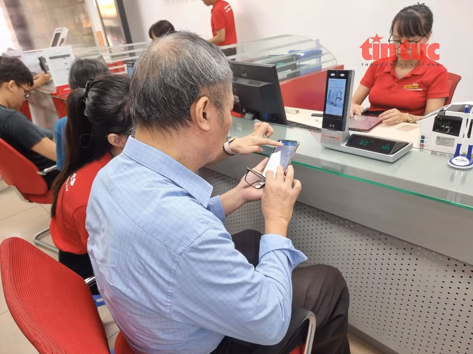 Kiểm tra lương hưu, trợ cấp khi được chuyển khoản vào tài khoản ngân hàng.