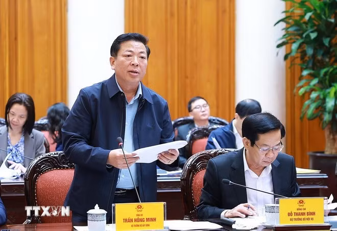 Bộ trưởng Bộ Xây dựng Trần Hồng Minh báo cáo công tác chuẩn bị tổ chức Lễ khởi công, khánh thành, thông xe kỹ thuật các công trình, dự án.