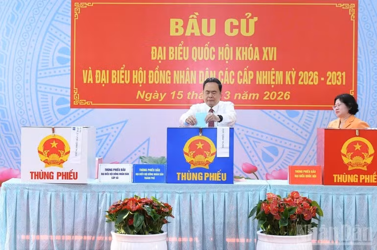 Chủ tịch Quốc hội Trần Thanh Mẫn bỏ phiếu bầu cử tại Khu vực bỏ phiếu số 14 Trường THCS Đỗ Văn Dậy, xã Hóc Môn, Thành phố Hồ Chí Minh.