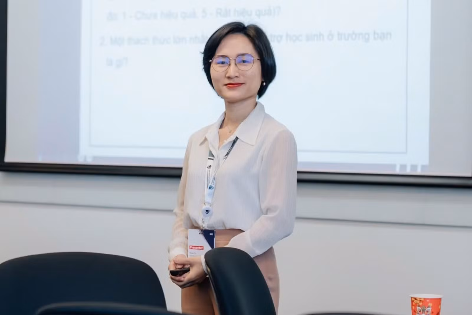 Chuyên gia tâm lý Tô Thị Hoan cho biết nhiều học sinh bị bắt nạt, dụ dỗ, đe dọa trên mạng thường không dám chủ động chia sẻ với cha mẹ, thầy cô.