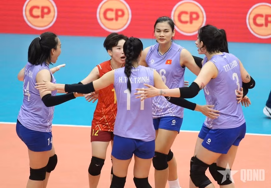 Các tuyển thủ Việt Nam mừng điểm số trước Philippines.