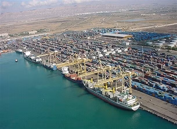 Tàu thuyền neo tại cảng ở thành phố Bandar Lengeh, tỉnh Hormozgan, Iran.