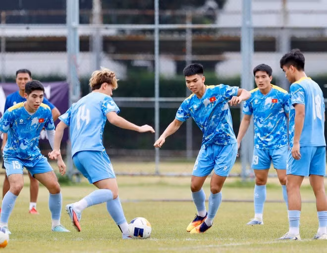 U22 Việt Nam tập luyện chuẩn bị cho trận gặp U22 Malaysia.