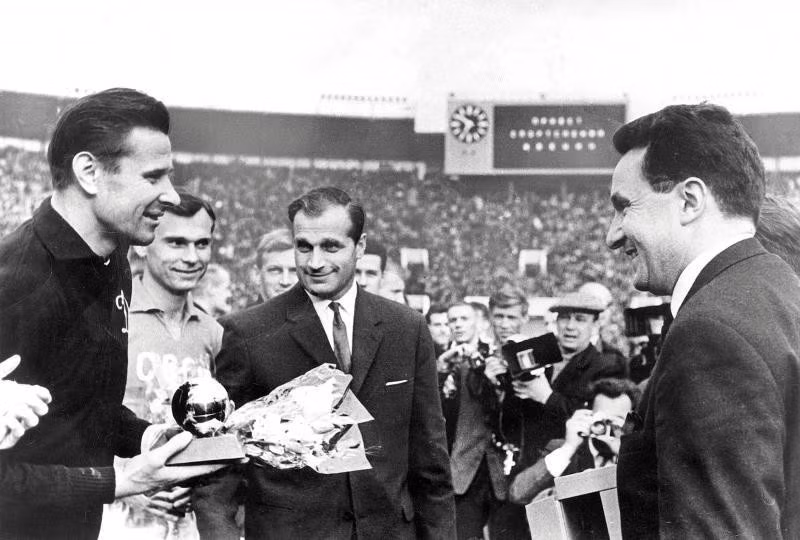 Cố thủ thành Lev Yashin (trái) nhận giải thưởng Quả Bóng Vàng từ Tổng biên tập France Football ngày đó là Max Urbini, vào ngày 27/5/1964. Ảnh: L’Équipe