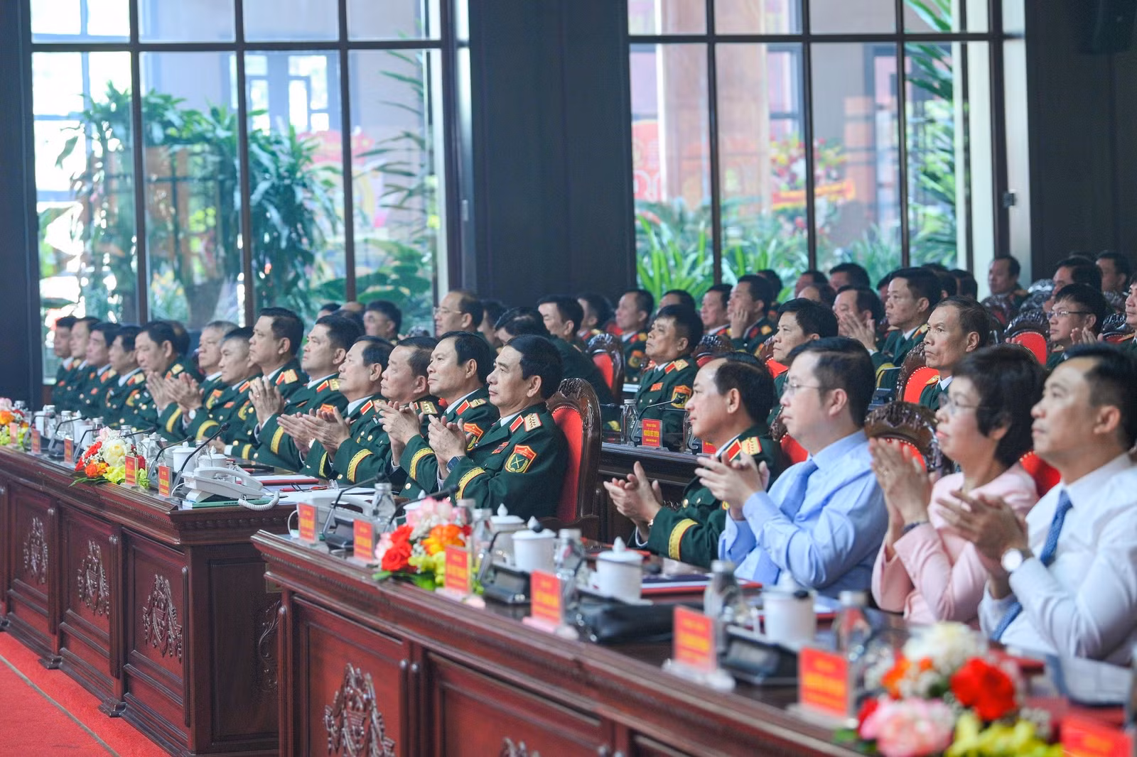 Các đại biểu tại buổi lễ.