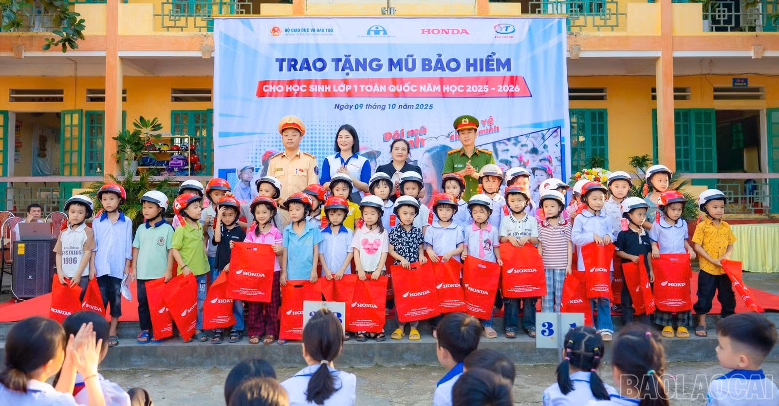 baolaocai-br_cac-em-hoc-sinh-duoc-nhan-mu-bao-hiem.jpg