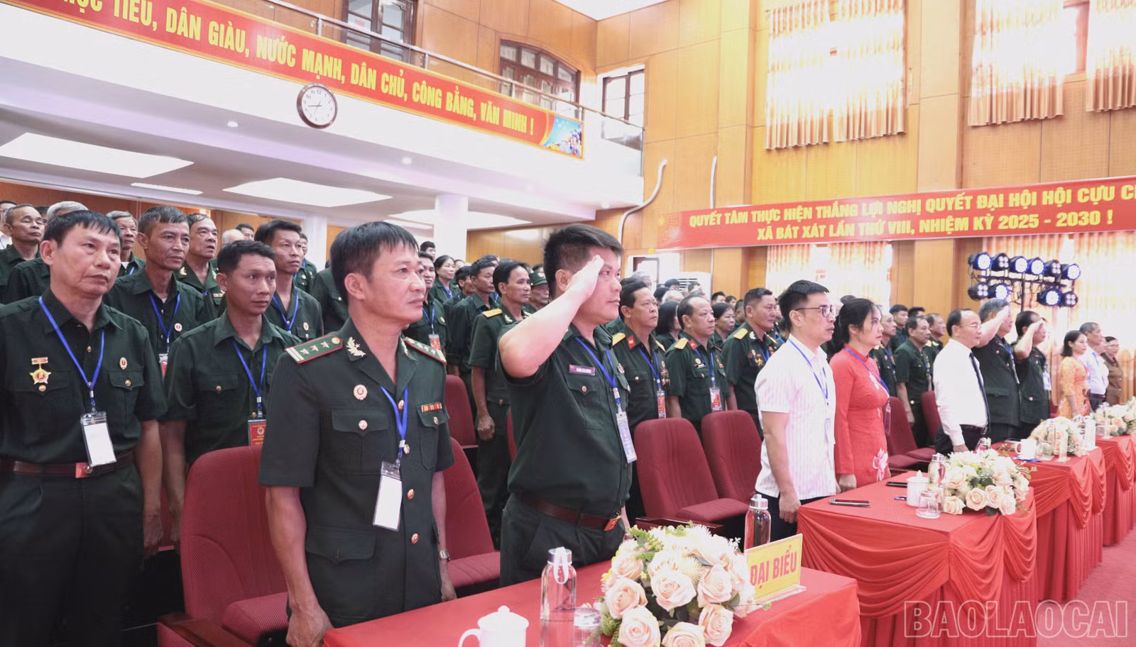 baolaocai-br_dai-bieu-thuc-hien-nghi-le-chao-co.jpg