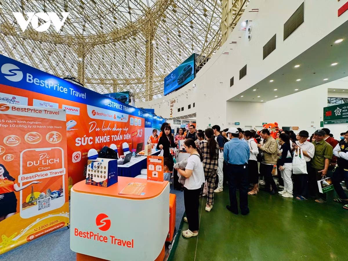Gian hàng của công ty BestPrice Travel thu hút đông đảo khách tham quan.