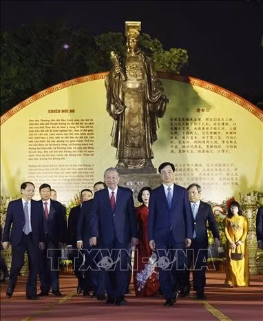 Tổng Bí thư Tô Lâm và Bí thư Thành ủy Hà Nội Nguyễn Duy Ngọc cùng các đại biểu tại tượng đài Vua Lý Thái Tổ.