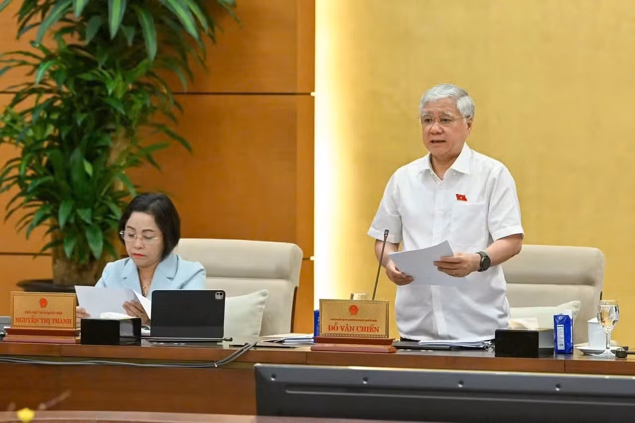 Phó Chủ tịch Thường trực Quốc hội Đỗ Văn Chiến phát biểu tại phiên họp.