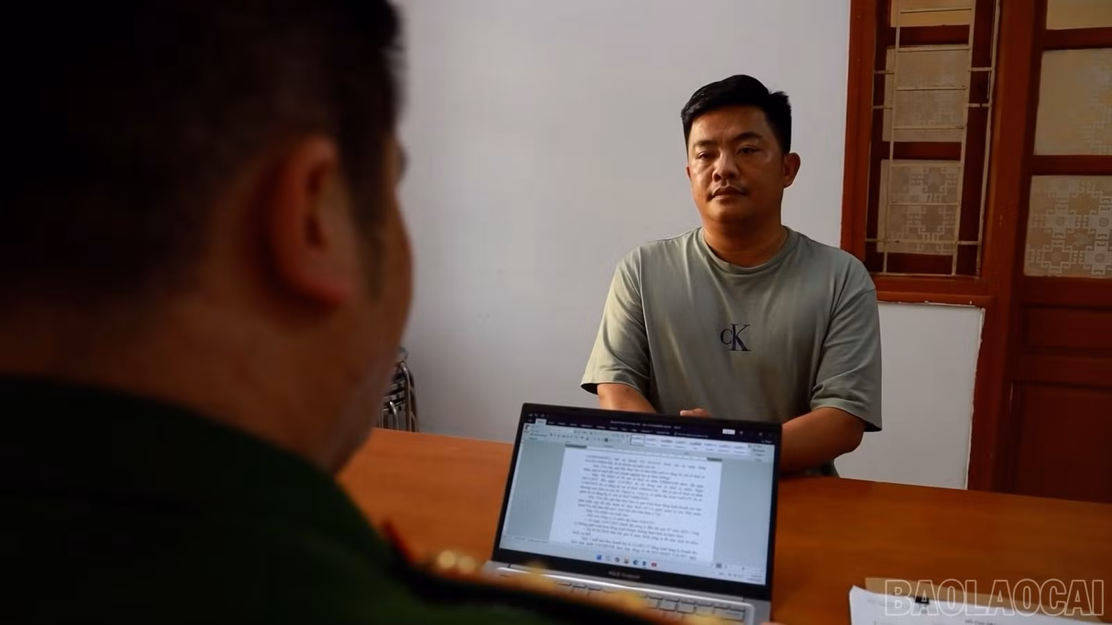 Đối tượng Vũ Hoàng Hải tức "Hải SaPa TV" tại cơ quan công an.
