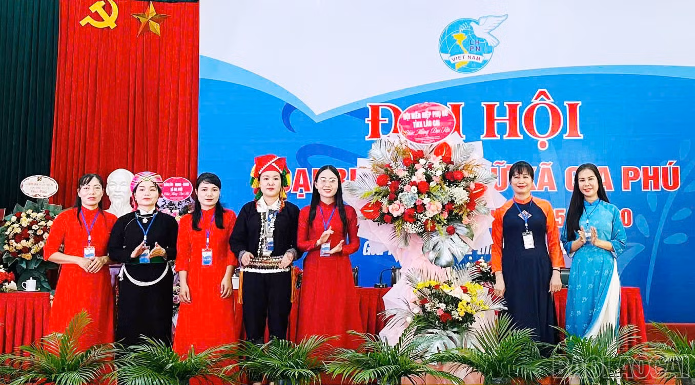 baolaocai-br_dai-bieu-tinh-tang-hoa-chuc-mung-dai-hoi.jpg