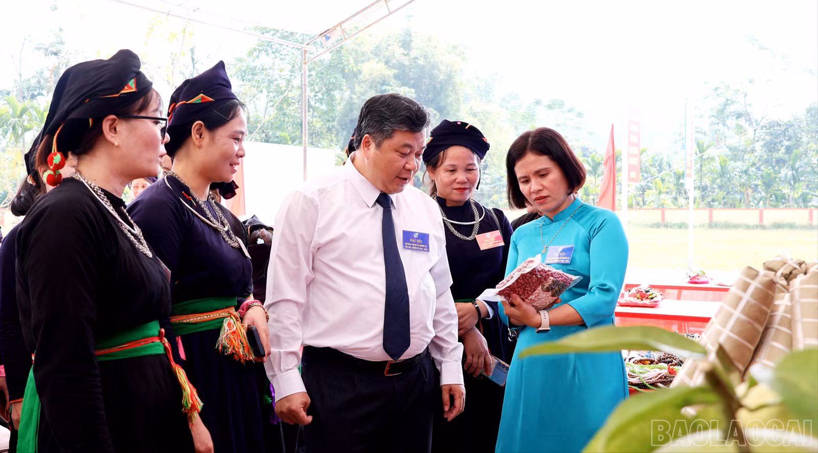 Các đại biểu tham quan gian trưng bày sản phẩm địa phương.