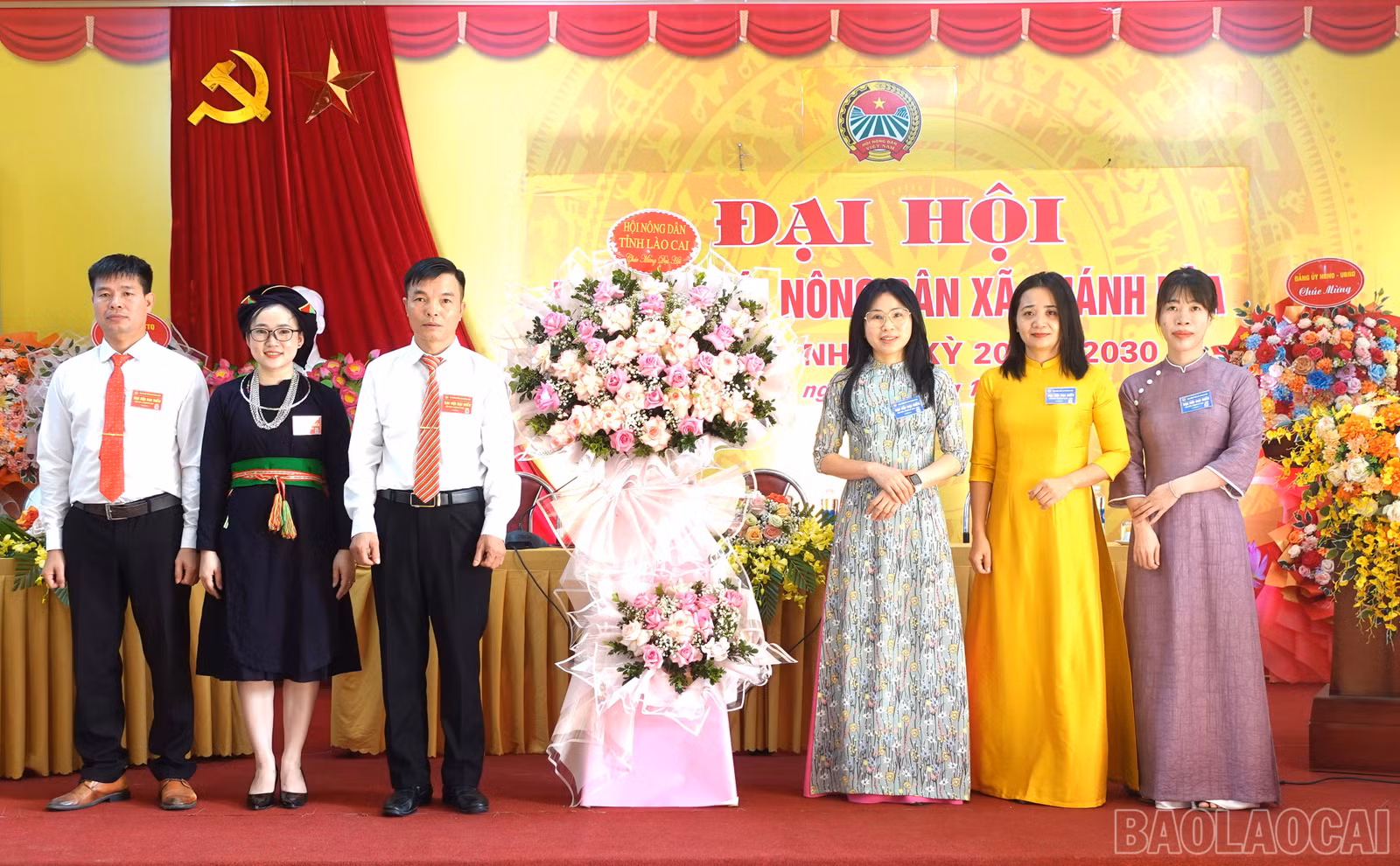 baolaocai-br_doan-cong-tac-hoi-nong-dan-tinh-lao-cai-tang-hoa-chuc-mung-dai-hoi.jpg