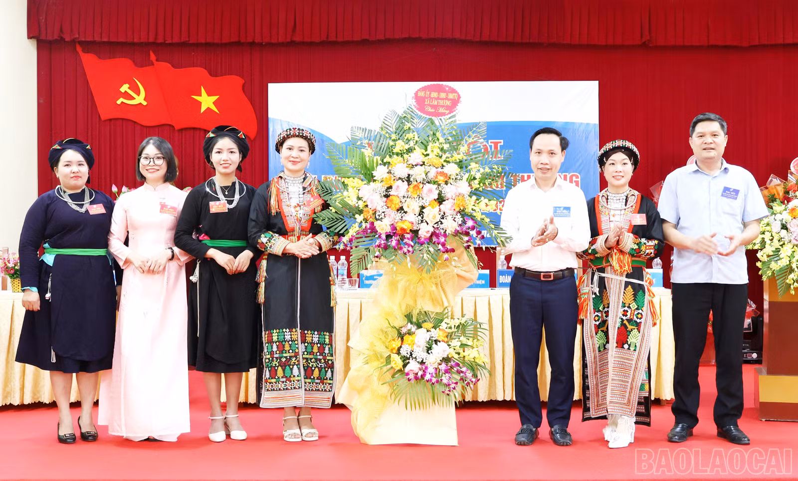 baolaocai-br_lanh-dao-xa-lam-thuong-chuc-mung-dai-hoi.jpg