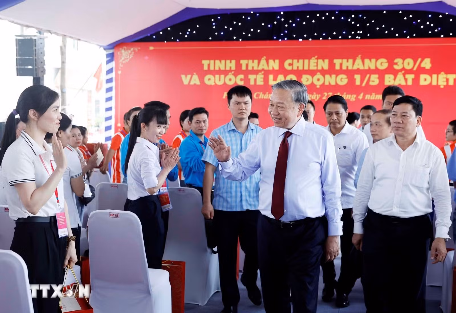 ttxvn-tong-bi-thu-chu-tich-nuoc-tham-dong-vien-cong-nhan-nguoi-lao-dong-5jpg.jpg