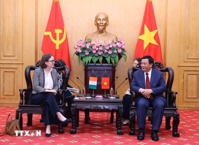 Ông Nguyễn Xuân Thắng tiếp bà Deirdre Ní Fhallúin, Đại sứ Cộng hòa Ireland tại Việt Nam.