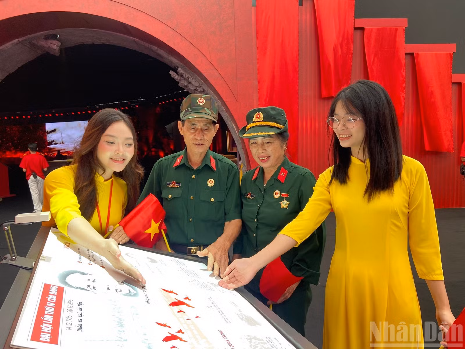 Vợ chồng bà Nguyễn Thị Thanh Đoan và ông Đào Duy Cát bày tỏ sự thích thú về cuốn sách tương tác.