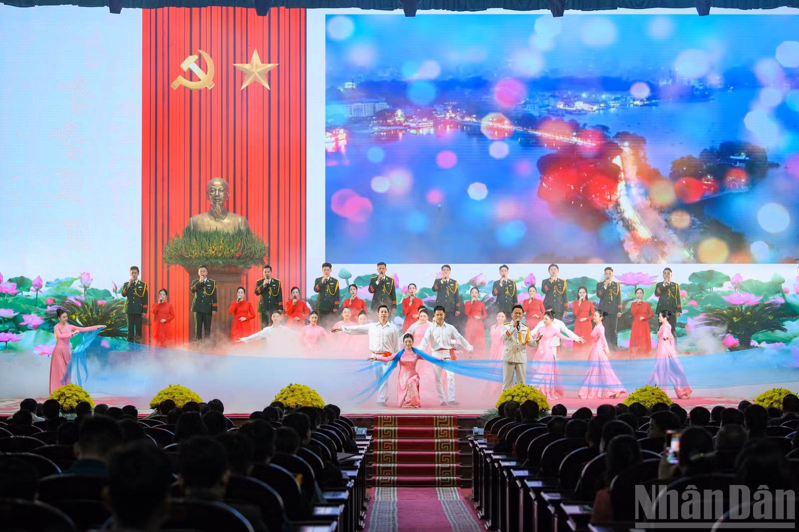Tiết mục nghệ thuật chào mừng buổi lễ.