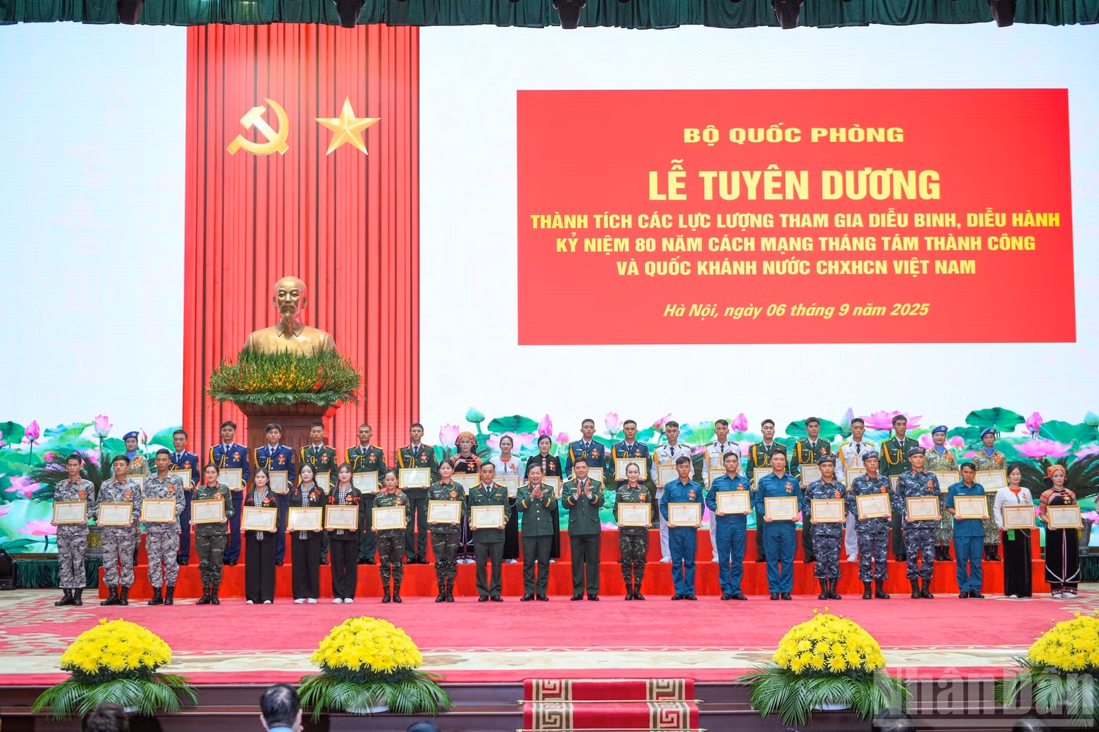 Lãnh đạo Bộ Quốc phòng, Bộ Tổng Tham mưu Quân đội nhân dân Việt Nam trao thưởng cho các cá nhân, tập thể.