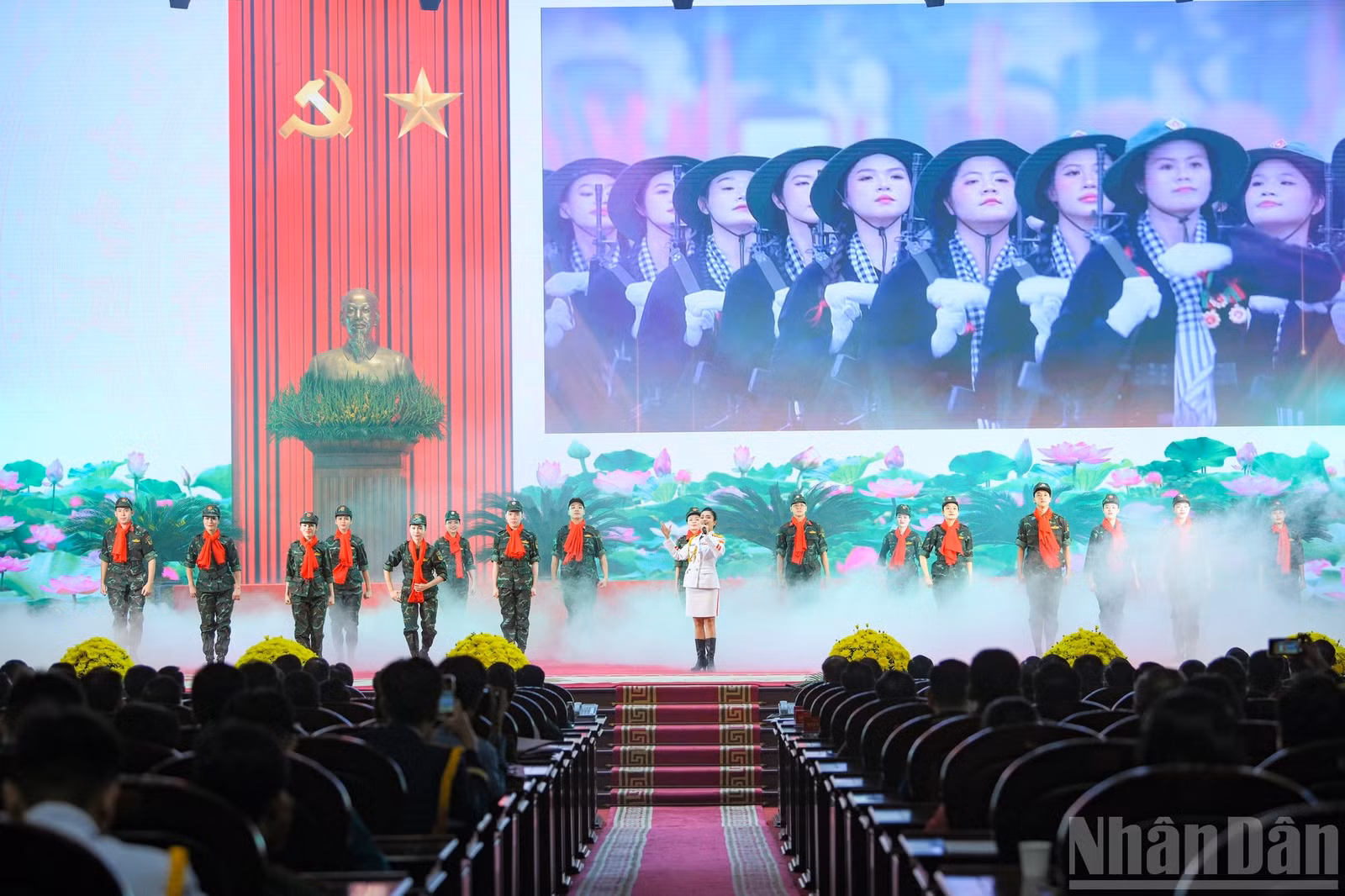 Tiết mục nghệ thuật chào mừng buổi lễ.